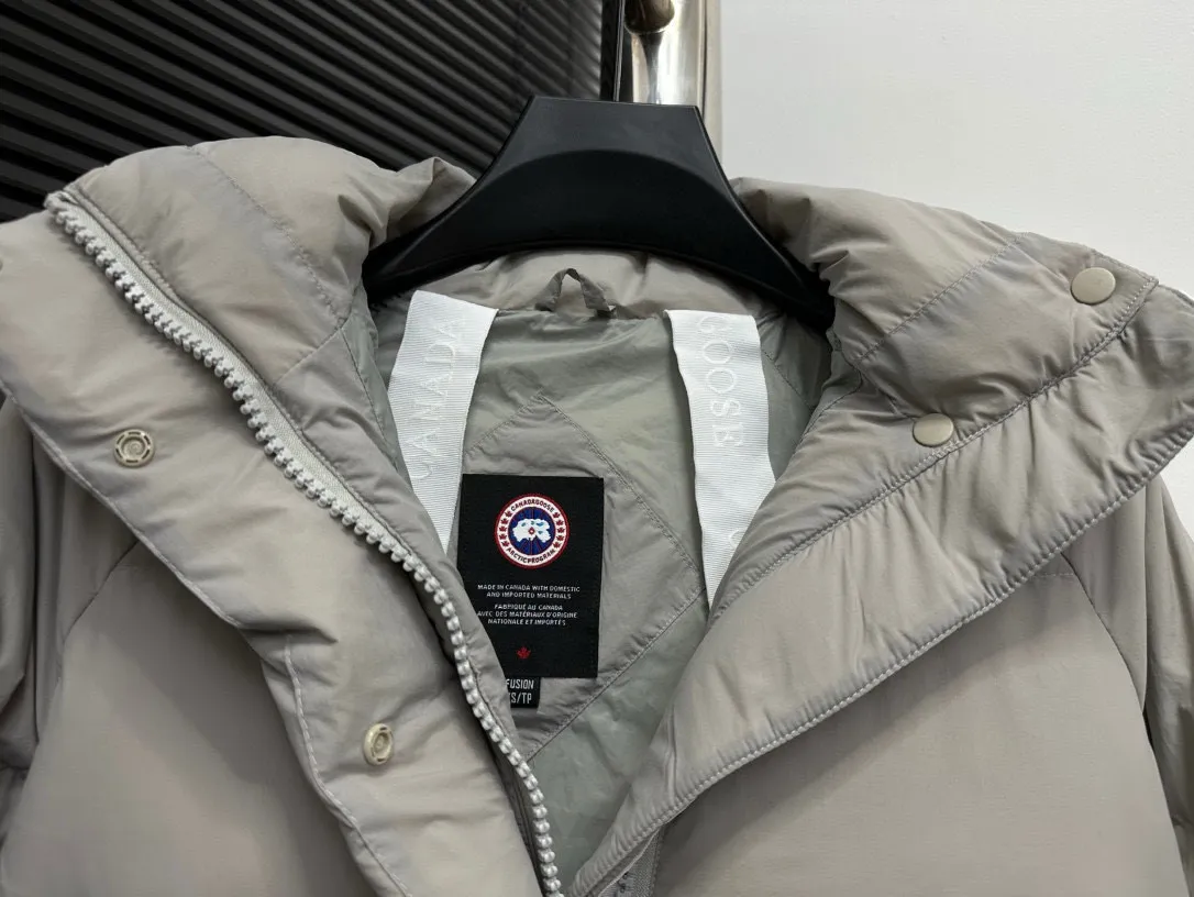P780 【𝗖𝗔𝗡𝗔𝗗𝗔 𝗚𝗢𝗢𝗦𝗘】Capsule Series Macaron White Label Fabric: Made of soft EnduraLuxe fabric imported from DuPont, CORDURA, USA, which enhances the durability of easy-to-wear parts, is lightweight and durable; the liner is made of 400T anti-velvet gallbladder, which is comfortable, soft and non-velvet. : Equipped with a detachable hood, which can be adjusted in two directions, and is also filled with down, which brings greater softness and wrapping around the head and neck, and is full of warmth. This parka features white trim on the back and sides, and the hardware locks are all original and custom-made to match the muted fabric color. Goose label: The official website’s new series of silicone material labels, non-embroidery labels. Length: Fit hip-length. Size: XS-L
